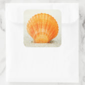 砂の中に立っているオレンジホタテの貝殻 スクエアシール (バッグ)