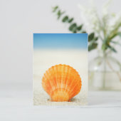 砂の中に立っているオレンジホタテの貝殻 ポストカード (スタンド正面)