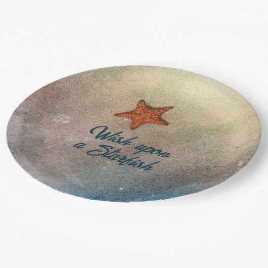 砂の中のオレンジヒトデとサーフィンのカスタマイズ ペーパープレート (アングル)