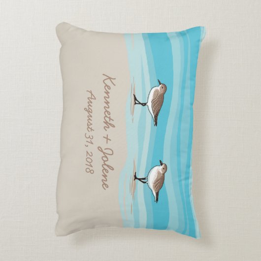 砂の中のビーチ結婚式日付名のサンドピアス アクセントクッション (裏面(縦))