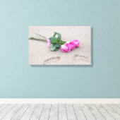 砂の中のピンクのバラと足跡 キャンバスプリント (インサイチュ (ウッドフロア))