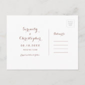 砂の中のピンクのビーチハートは、日付を保存 案内ポストカード (裏面)