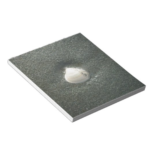 砂の中の美しい貝殻:塩辛いお土産 ノートパッド (アングル)