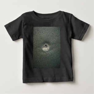 砂の中の美しい貝殻:塩辛いお土産 ベビーTシャツ