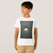 砂の中の美しい貝殻:塩辛いお土産 Tシャツ (正面フル)