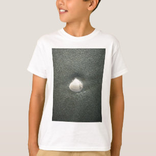 砂の中の美しい貝殻:塩辛いお土産 Tシャツ