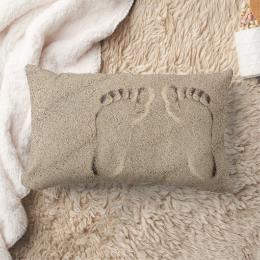 砂の中の裸の足跡 ランバークッション (ブランケット)