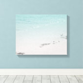 砂の中の足跡と海のビーチ キャンバスプリント (インサイチュ (ウッドフロア))