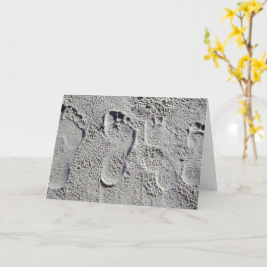 砂の中の足跡=誕生日おもしろいとしてビーチ カード (黄色い花)