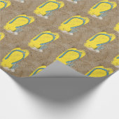 砂の中の黄色いフリップフロップ ラッピングペーパー (角)