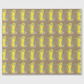 砂の中の黄色いフリップフロップ ラッピングペーパー (フラット)