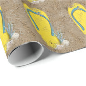 砂の中の黄色いフリップフロップ ラッピングペーパー (ロールコーナー)