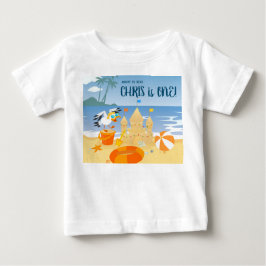 砂の城ビーチで楽しいよ赤ちゃん男の子の誕生日パーティー ベビーTシャツ