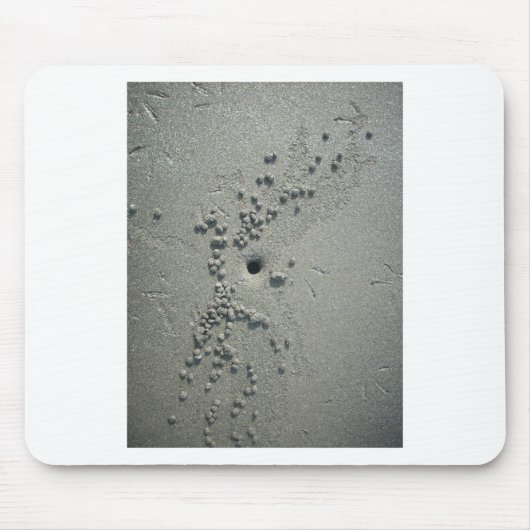 砂の彫刻:ビーチのカニ製の砂の形成 マウスパッド (正面)