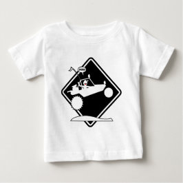 砂の柵の空気注意のプラカード ベビーTシャツ