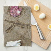 砂の殻とビーチで キッチンタオル (四つ折り)