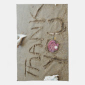 砂の殻とビーチで キッチンタオル (縦)