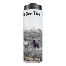 砂の洗面器の野生の馬の戦士旅行