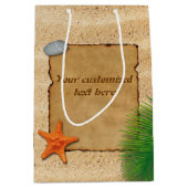 砂の背景の羊皮紙 – 中抱き枕 ミディアムペーパーバッグ (正面)