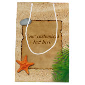 砂の背景の羊皮紙 – 中抱き枕 ミディアムペーパーバッグ (裏面)