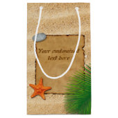 砂の背景の羊皮紙 – 小抱き枕 スモールペーパーバッグ (裏面)