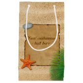 砂の背景の羊皮紙 – 小抱き枕 スモールペーパーバッグ (正面)