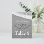 砂の表の番号カードのハート | ビーチテーマ ポストカード (スタンド正面)