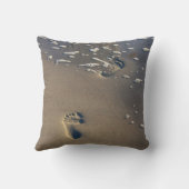 砂の足跡… ビーチの枕! クッション (裏面)
