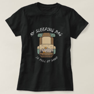 砂まみれの寝袋 砂漠キャンプ Tシャツ