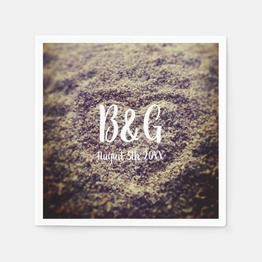 砂カスタム写真のモノグラムビーチ結婚式ハート スタンダードカクテルナプキン (正面)