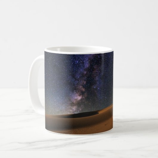 砂丘のゴビ砂漠上の星明かりの空 コーヒーマグカップ (正面左)
