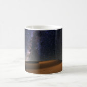 砂丘のゴビ砂漠上の星明かりの空 コーヒーマグカップ (中央)