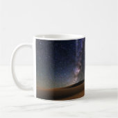 砂丘のゴビ砂漠上の星明かりの空 コーヒーマグカップ (左)