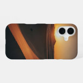砂丘上のビンテージサンセット iPhone 16ケース (裏面横)