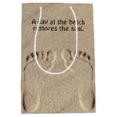 砂中足跡ビーチ引用文 ミディアムペーパーバッグ (正面)