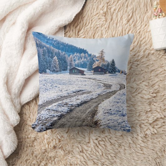 砂利道の雪の中で、ヨーロッパアルプス クッション (ブランケット)