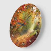 砂利道を覆う紅葉および木 ラージ壁時計 (傾斜)