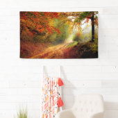 砂利道を覆う紅葉および木 横断幕 (インサイチュ)