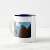 砂岩の岩のフィンユタ砂漠の写真 ツートーンマグカップ (正面左)