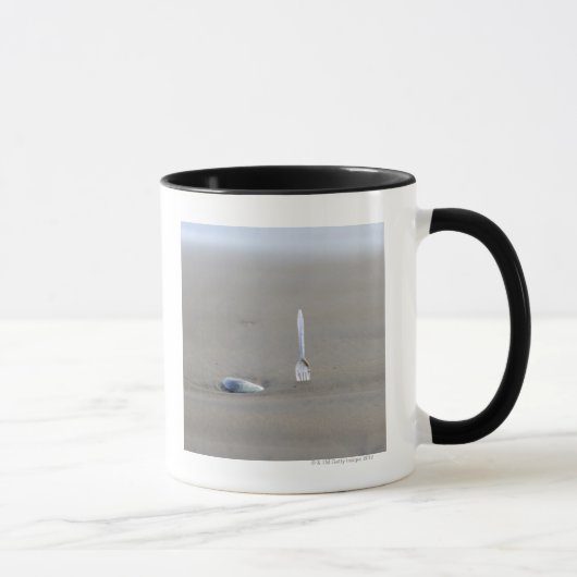 砂浜で側付くプラスチックフォーク マグカップ (右)