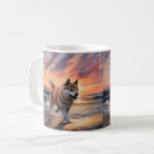 砂浜で夕日を見る秋田犬サンディポーズ コーヒーマグカップ (正面左)