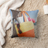 砂浜で木の幹でつるすバッグ クッション (ブランケット)