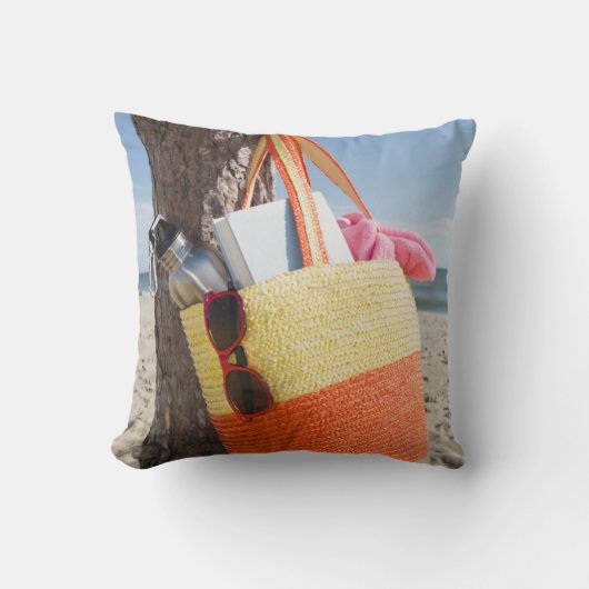 砂浜で木の幹でつるすバッグ クッション (正面)
