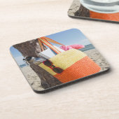 砂浜で木の幹でつるすバッグ コースター (左側)