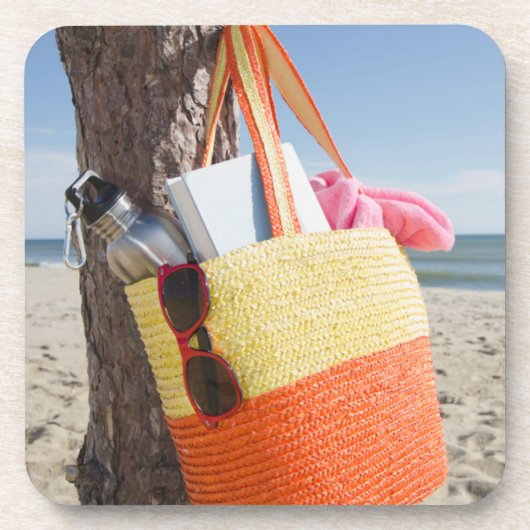 砂浜で木の幹でつるすバッグ コースター (正面)