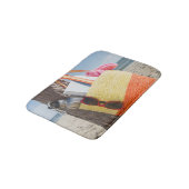 砂浜で木の幹でつるすバッグ バスマット (アングル)