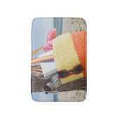 砂浜で木の幹でつるすバッグ バスマット (正面縦)