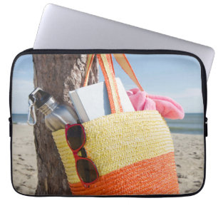 砂浜で木の幹でつるすバッグ ラップトップスリーブ