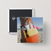 砂浜で木の幹でつるすバッグ 缶バッジ (正面&裏面)