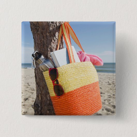 砂浜で木の幹でつるすバッグ 缶バッジ (正面)